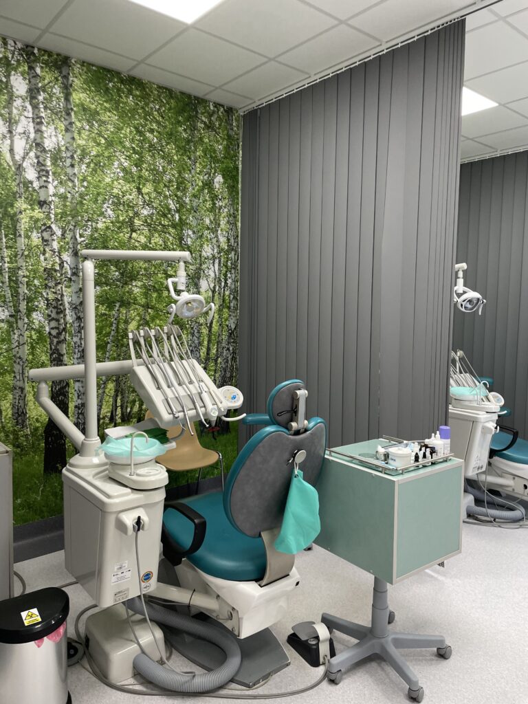 gabinet stomatologiczny w nowoczesnym stylu, aparatura stomatologiczna i fotel stomatologiczny